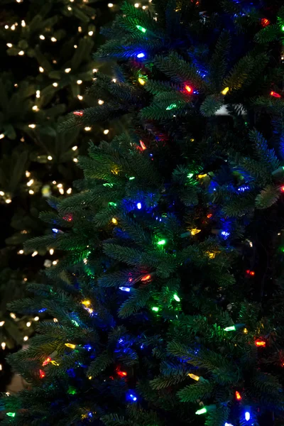 Árvore de Natal artificial com luzes — Fotografia de Stock