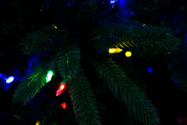 Árbol de Navidad artificial con luces —  Fotos de Stock