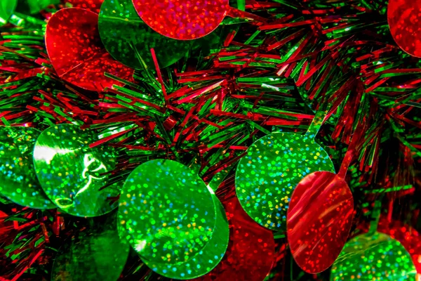 Weihnachtsschmuck - rote und grüne Girlande mit Kreisen — Stockfoto