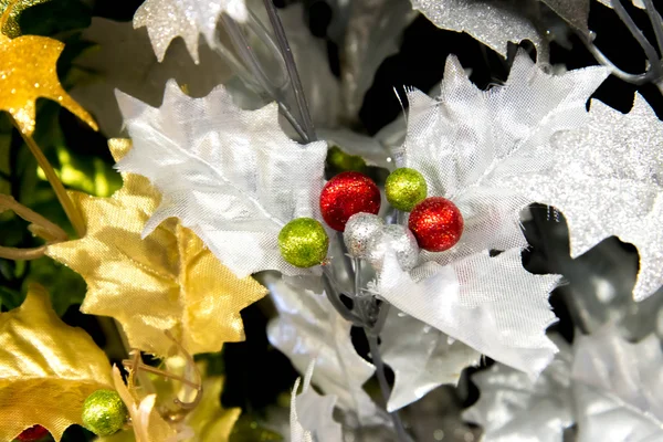 Karácsonyi díszek - ezüst és fehér Mikulásvirág — Stock Fotó