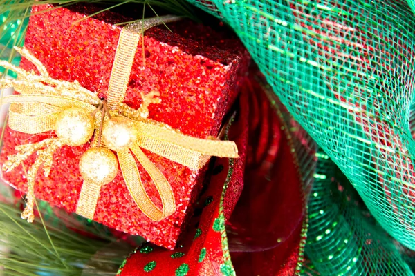 Christmas decorations - present box and ribbon — Stock Photo, Image