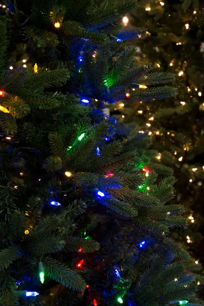 Künstlicher Weihnachtsbaum mit Lichtern lizenzfreie Stockfotos