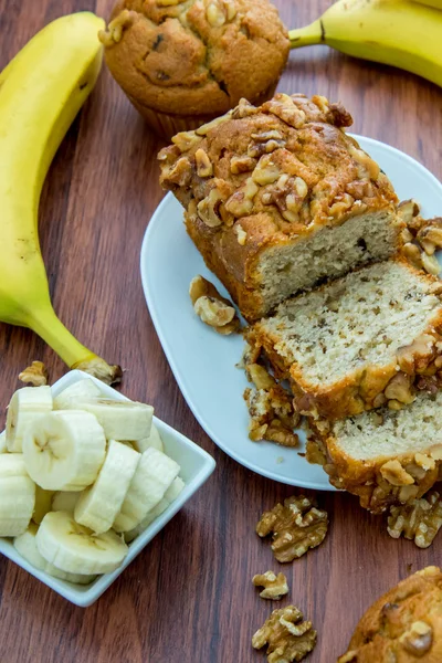 Chleb bananowy świeżych orzechów włoskich — Zdjęcie stockowe