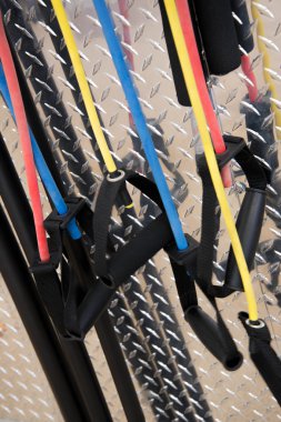 Kapalı fitness ekipmanları - çok renkli direnç bantları