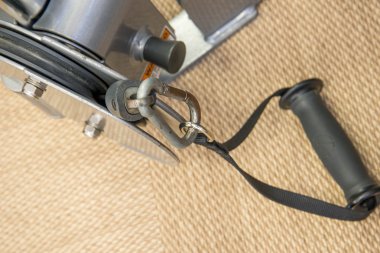 Kapalı fitness ekipmanları - dokulu yere yakın çekim el kulpları