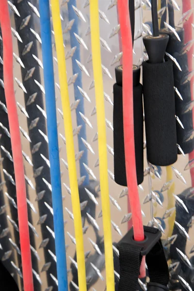 Крытый фитнес-оборудование - разноцветные полосы сопротивления — стоковое фото