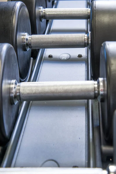 Equipamento de fitness interno - pesos livres empilhados no rack — Fotografia de Stock