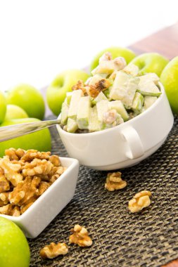 Yeşil elma ve ceviz salata