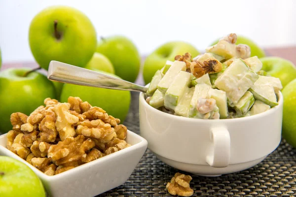 Yeşil elma ve ceviz salata