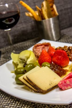 ekmek sopa ve kırmızı şarap ile peynir, ceviz ve et plaka