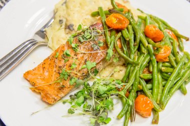 Besleyici somon yemek yeşil fasulye ve domates ile