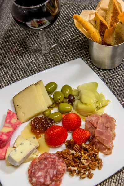 Queso, nuez y carne con palitos de pan y vino tinto — Foto de Stock