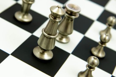 satranç oyna - parçalar halinde satranç tahtası üzerinde