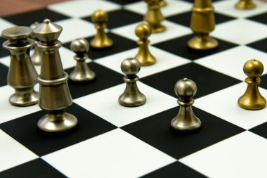 satranç oyna - parçalar halinde satranç tahtası üzerinde