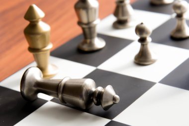 Satranç - satranç tahtası üzerinde düşmüş Gümüş Kral