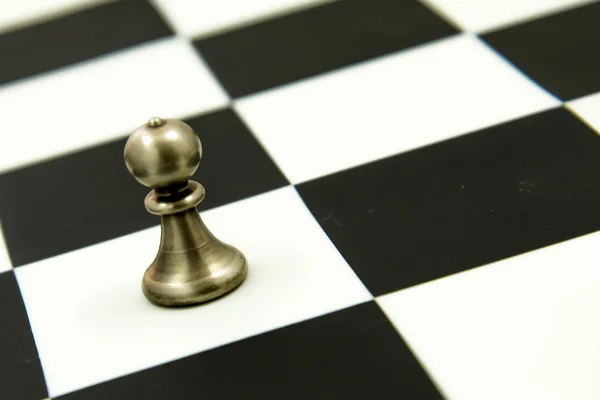 Schaakspel - pion alleen in front op schaakbord — Stockfoto