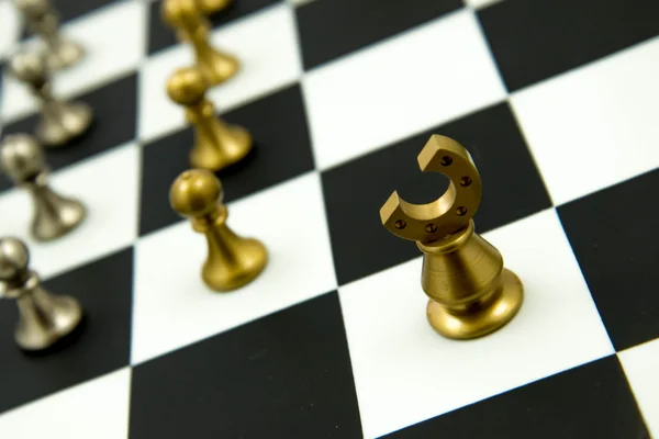 国际象棋游戏-棋子在棋盘上玩 — 图库照片