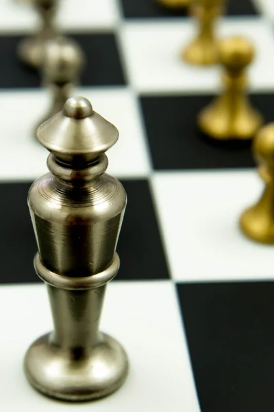 Schackspel - kungen och bönder på schackbrädet — Stockfoto