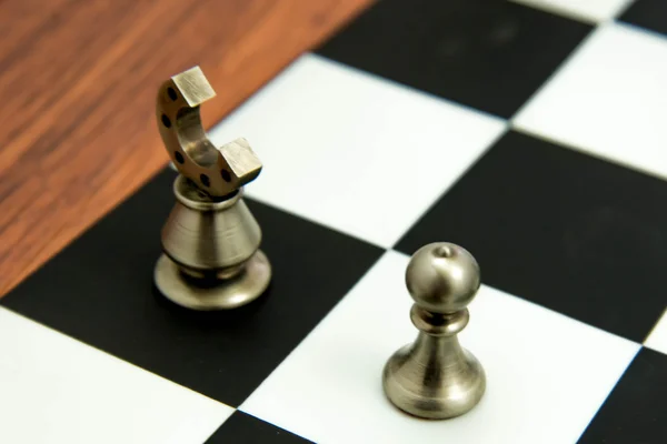 Šachová hra - kousky ve hře na šachovnici — Stock fotografie