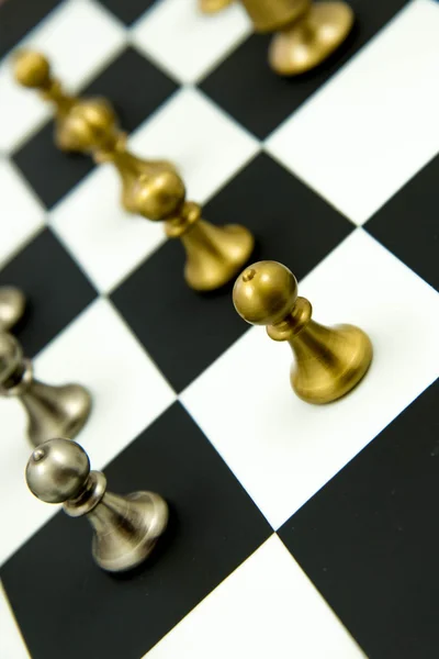 Schaakspel - stukken in het spel op een schaakbord — Stockfoto