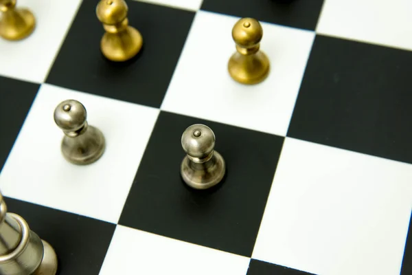Schackspel - bitar i spela på schackbrädet — Stockfoto