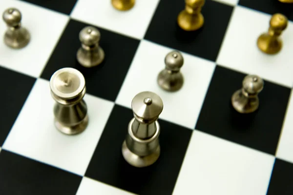 Jogo de xadrez - peças em jogo no tabuleiro de xadrez — Fotografia de Stock
