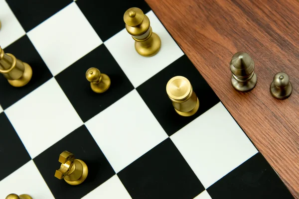 Schackspel - fångade bitar på sidan av schackbrädet — Stockfoto