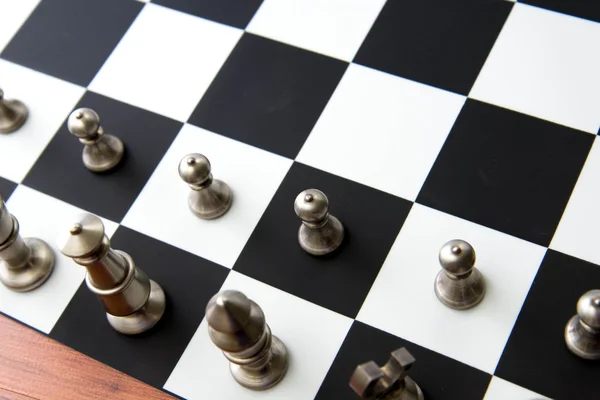 Schackspel - silver bitar radat upp för start — Stockfoto