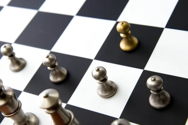 Partita a scacchi - pedone da solo davanti sulla scacchiera — Foto Stock