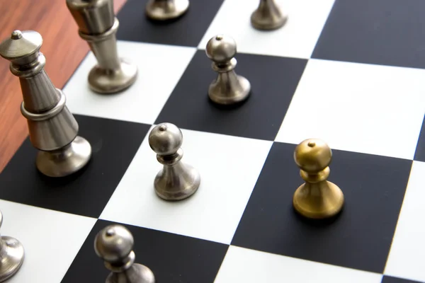 国际象棋游戏-棋子在棋盘上独自一人在前面 — 图库照片