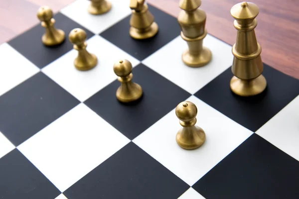 Partita a scacchi pezzi d'oro allineati su quadrati — Foto Stock