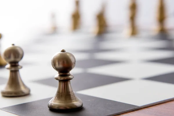 Jogo de xadrez - visão de jogar peças no tabuleiro de xadrez — Fotografia de Stock