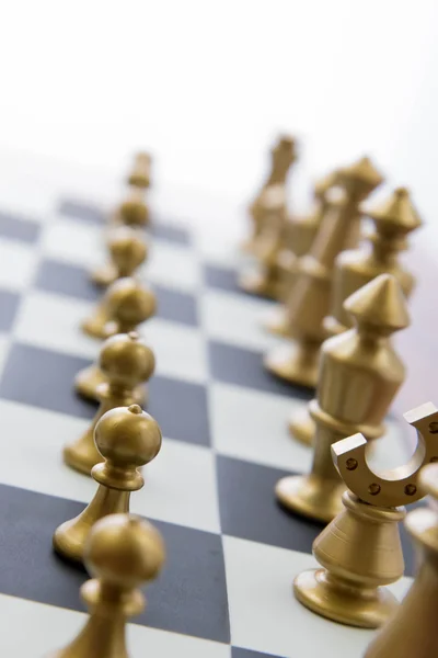 Jogo de xadrez - ouro jogando peças alinhadas no tabuleiro de xadrez — Fotografia de Stock