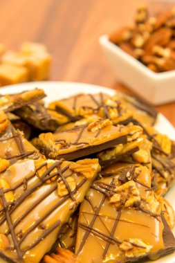 tatlı - zengin chewy tatlı karamelli çikolata ve pekan tedavi