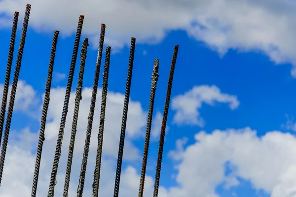İnşaat demiri bulutlu mavi gökyüzü karşı — Stok fotoğraf