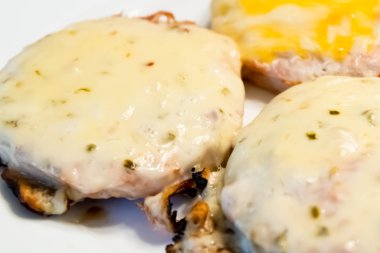 peynirli hamburger ızgara kapalı ve plaka üzerine