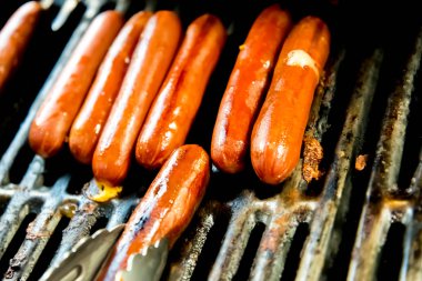cızırtılı açık ızgara sosis