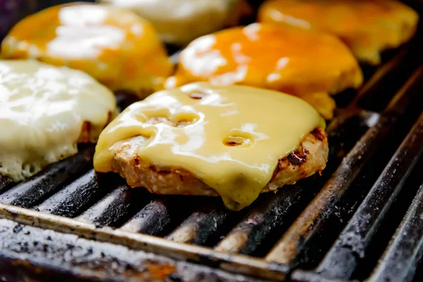 Cheeseburgers op de grill — Stockfoto