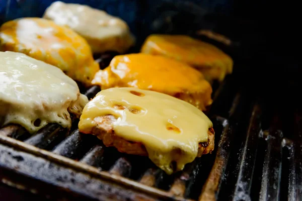 Cheeseburgers op de grill — Stockfoto