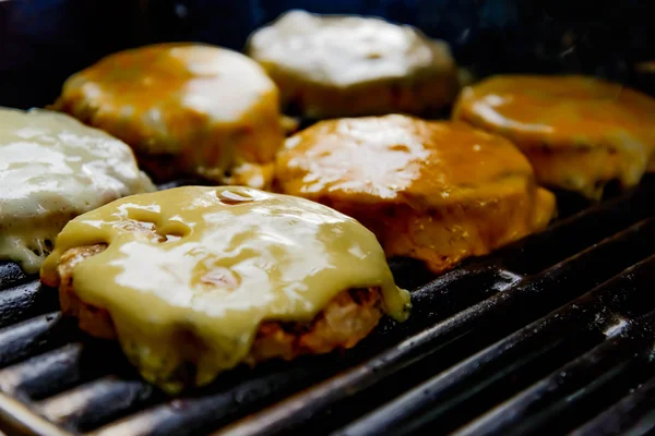 Hamburguesas con queso en la parrilla — Foto de Stock