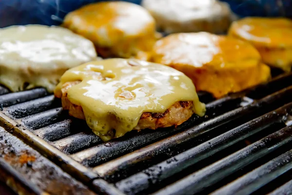 Cheeseburgers op de grill — Stockfoto