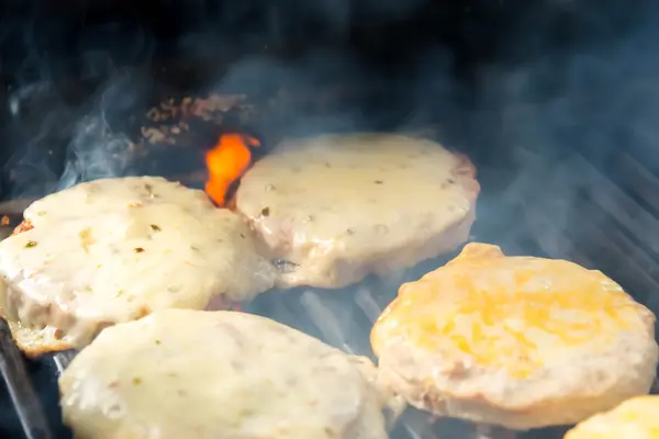 Kaas hamburgers op de grill, Bbq — Stockfoto