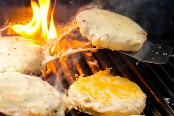 Hambúrgueres de queijo na grelha, churrasco — Fotografia de Stock