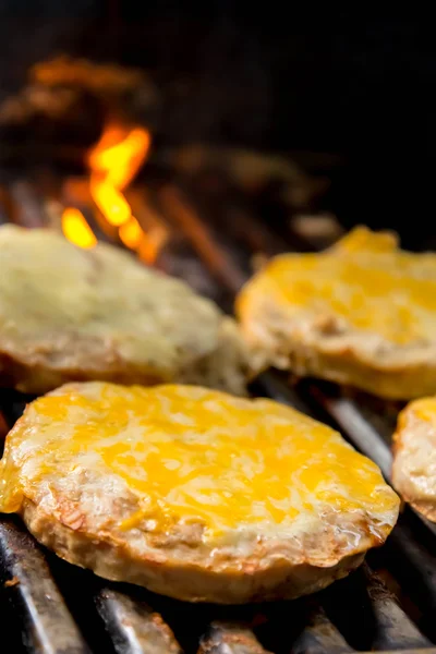 Hamburger di formaggio alla griglia, barbecue — Foto Stock