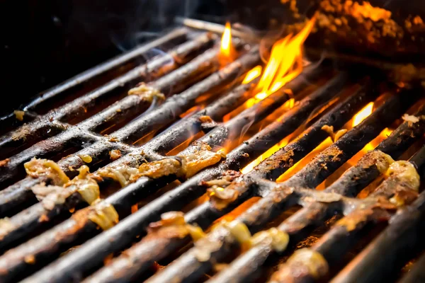 Flamme på grillen – stockfoto