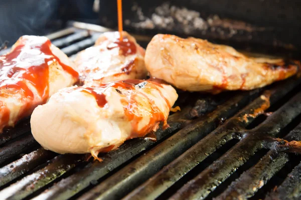 Cottura del pollo alla brace sulla griglia — Foto Stock
