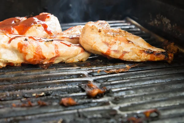 Cottura del pollo alla brace sulla griglia — Foto Stock