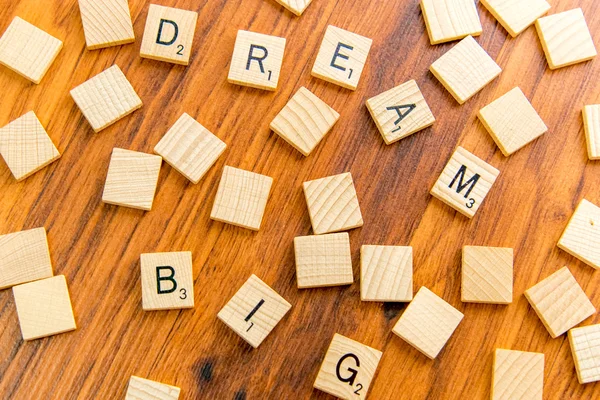 Нелепые буквы - DREAM BIG — стоковое фото