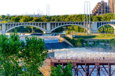 Minneapolis, Mn, nehir ve şehir merkezine yakın köprü