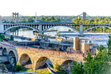 Minneapolis, Mn, nehir ve şehir merkezine yakın köprü